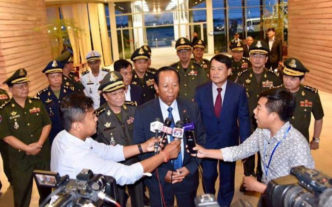 Bộ trưởng Quốc phòng Campuchia Tea Banh trả lời phỏng vấn của phóng viên ở sân bay quốc tế Phnom Penh vào tối 3/6/2019. Ảnh: Facebook.