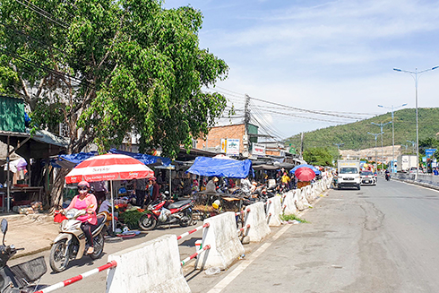 Họp chợ ngay dưới lòng đường Tỉnh lộ 3.