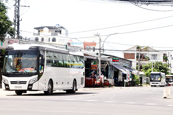 và xe khách đậu dọc đường Trần Nhật Duật nối dài, nằm trong Khu nhà ở gia đình quân đội K98-NT (ảnh nhỏ).