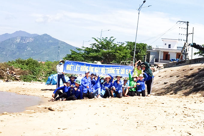 Đoàn viên, thanh niên thị trấn Vạn Giã ra quân thu gom rác, vệ sinh bãi biển.