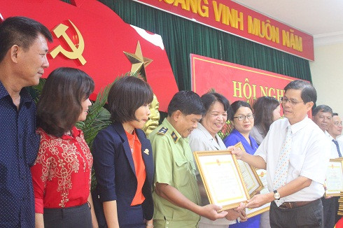 Đồng chí Nguyễn Tấn Tuân trao bằng khen cho các tập thể.
