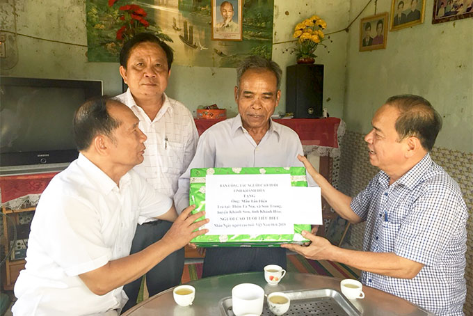 A gift was given to Mau Tan Hien in Son Trung Commune, Khanh Son District.