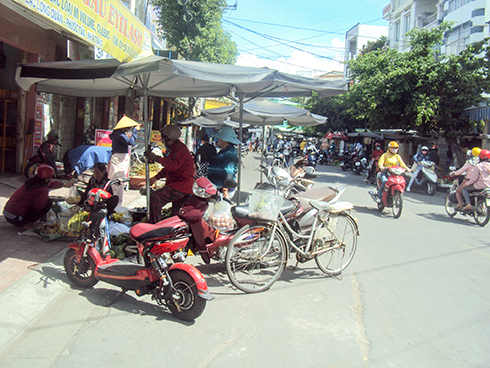 Nhiều nắp chắn rác bị mất