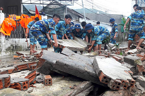Lực lượng của học viện tích cực giúp dân trên địa bàn đóng quân  khắc phục hậu quả do mưa lũ. 