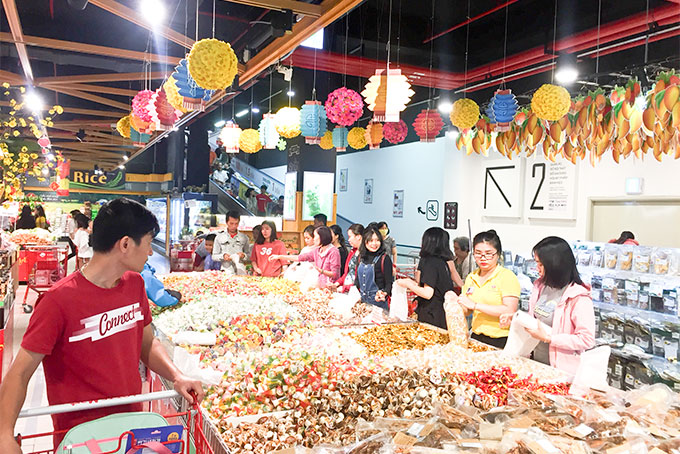 Người dân chọn mua hàng Việt Nam tại một siêu thị ở Nha Trang.