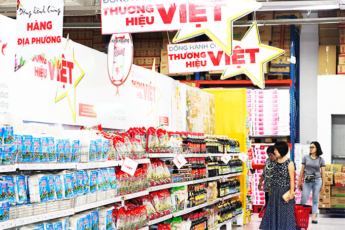 Người dân chọn mua hàng Việt Nam tại một siêu thị ở Nha Trang. 