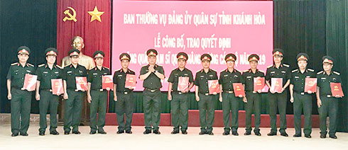 Đại tá Ngô Quang Trung trao quyết định thăng quân hàm cho các sĩ quan.