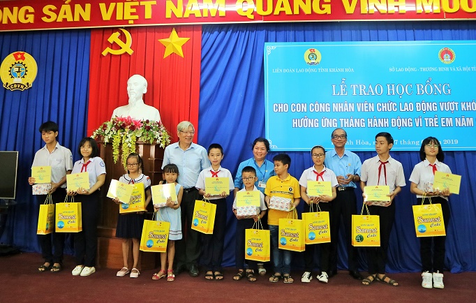 Trao 30 suất học bổng cho con công nhân, viên chức, lao động