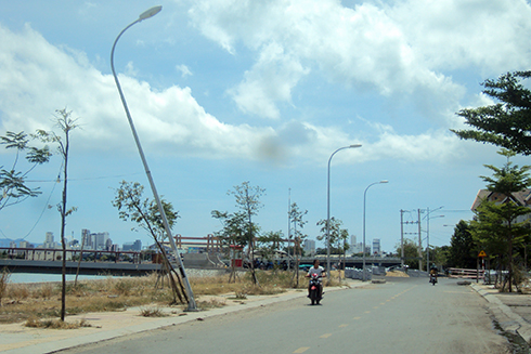 Trụ đèn bị nghiêng