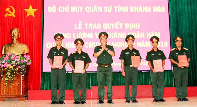 Đại tá Ngô Quang Trung trao quyết định thăng quân hàm  cho các quân nhân chuyên nghiệp.