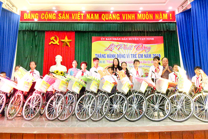 UBND huyện Vạn Ninh tặng 13 xe đạp  cho các em học sinh nghèo vượt khó học giỏi.