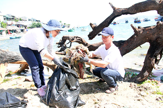 Thành viên nhóm FOM của các khách sạn ở Khánh Hòa dọn rác ở đảo Trí Nguyên, TP. Nha Trang.