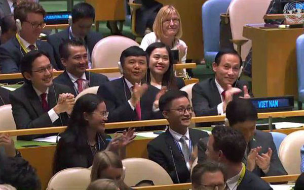 Khán phòng vỗ tay chúc mừng phái đoàn Việt Nam tại Liên Hợp Quốc. (Ảnh chụp màn hình).