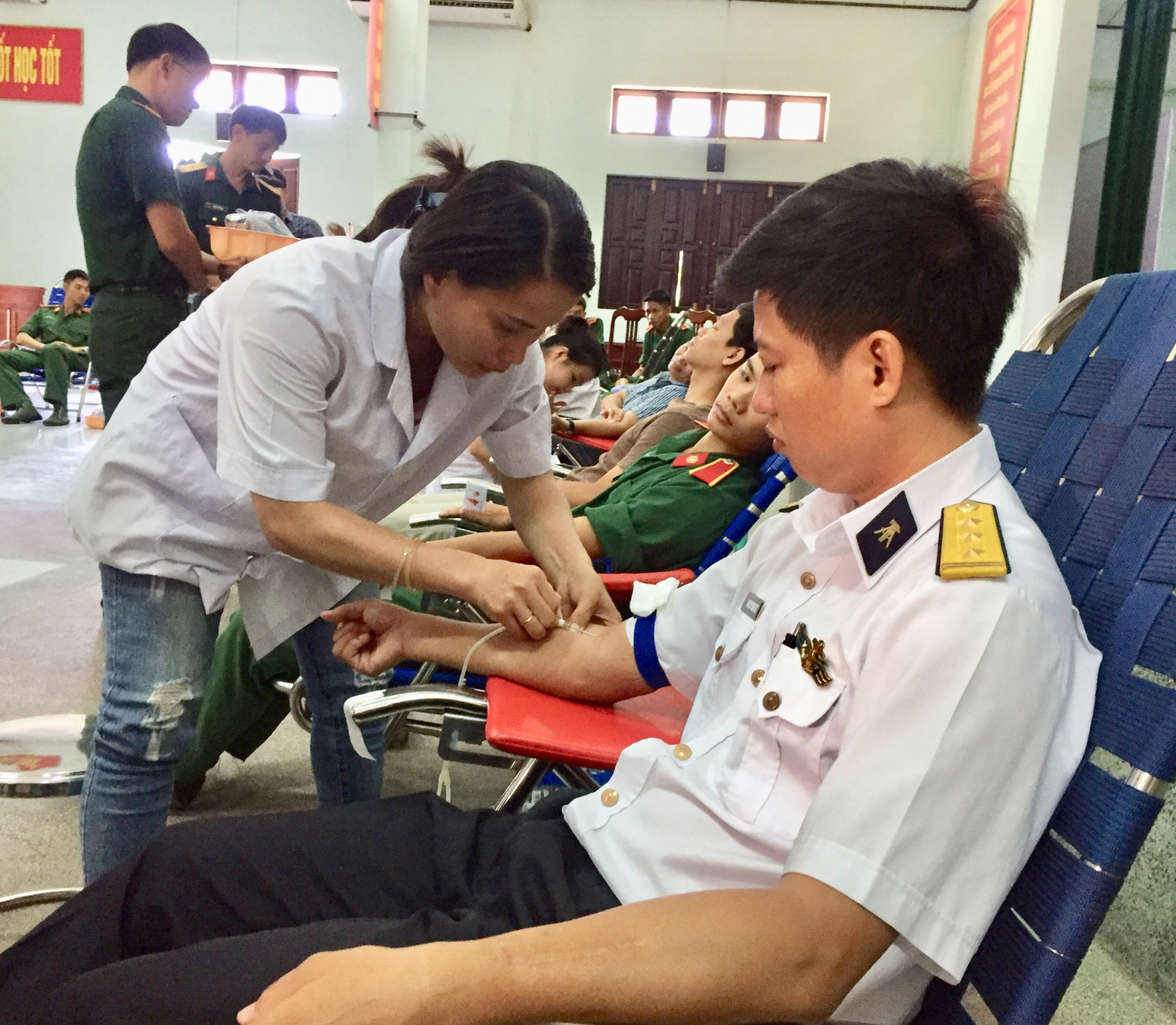 Cán bộ nhân viên của Trường Sỹ quan Thông tin tham gia hiến máu tình nguyện