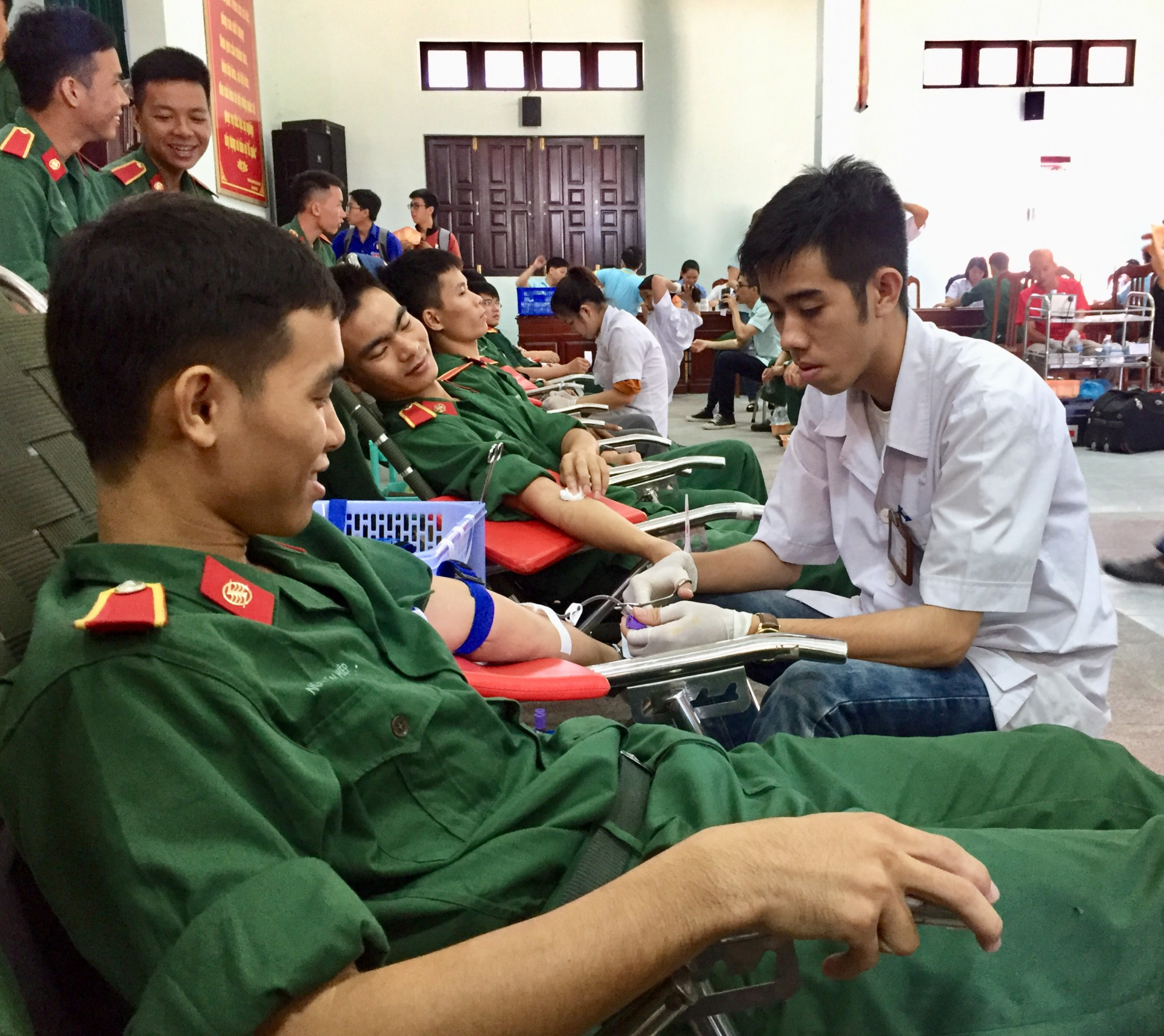 Học viên của Trường Sỹ quan Thông tin tham gia hiến máu tình nguyện