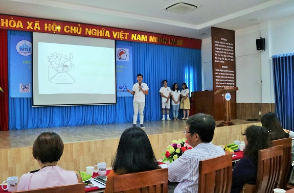 Phần thuyết trình của đội Trường THPT Chuyên Lê Quý Đôn. 