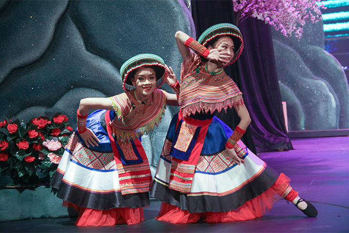 Nét duyên của các cô gái trong những bộ trang phục mô phỏng trang phục của người Mông.