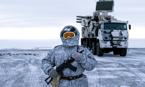 Binh sĩ Nga đứng gác cạnh tổ hợp Pantsir-S1 trên đảo Kotelny. Ảnh: AP
