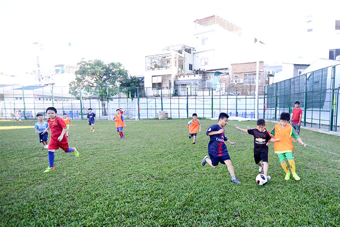 Các thiếu nhi tại một lớp dạy bóng đá ở Trung tâm Tập luyện và Thể thao Nha Trang.