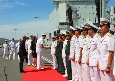 Lễ đón đoàn thủy thủ tại cảng.