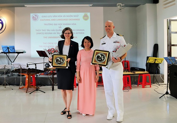 Lãnh đạo Trường Đại học Khánh Hòa tặng quà lưu niệm cho đoàn Hải quân Canada. 