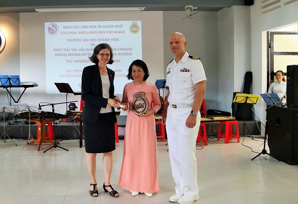 Đoàn Hải quân Canada tặng quà cho Trường Đại học Khánh Hòa. 