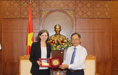 Ông Nguyễn Đắc Tài tặng quà lưu niệm cho bà Deborah Paul.
