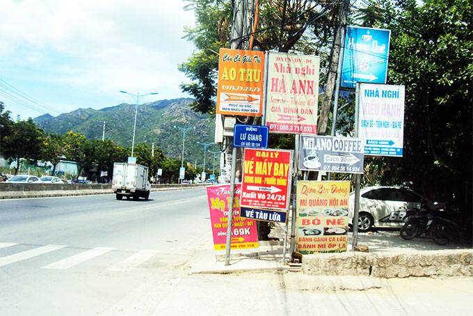 Dựng bảng hiệu chiếm hành lang đại lộ