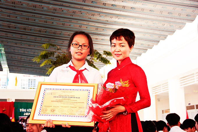 Em Phạm Ngọc Khánh Vy cùng cô giáo hướng dẫn nhận giải khuyến khích ở cuộc thi viết thư Quốc tế UPU lần 48 năm 2019.