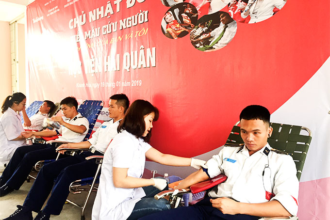 Học viên Học viện Hải quân tham gia hiến máu tình nguyện.