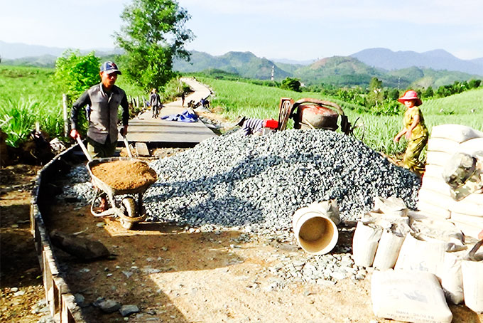 Đầu tư xây dựng đường bê tông vào khu sản xuất xã Khánh Nam.