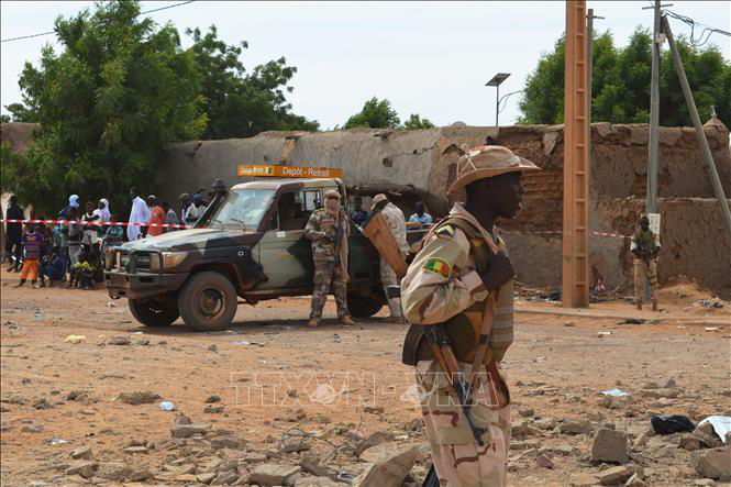 Binh sĩ Mali gác tại hiện trường một vụ tấn công ở Gao ngày 13/11/2018. Ảnh: AFP/TTXVN