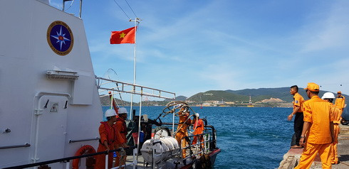 Tàu SAR27-01 cập cảng Nha Trang. 