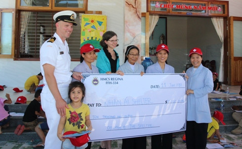 Đoàn Hải quân Canada trao tượng trưng tiền hỗ trợ cho mái ấm.