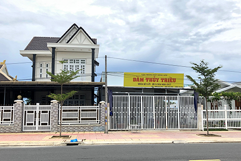 Một sàn giao dịch bất động sản nằm trong khu tái định cư N3 (xã Cam Hải Đông).