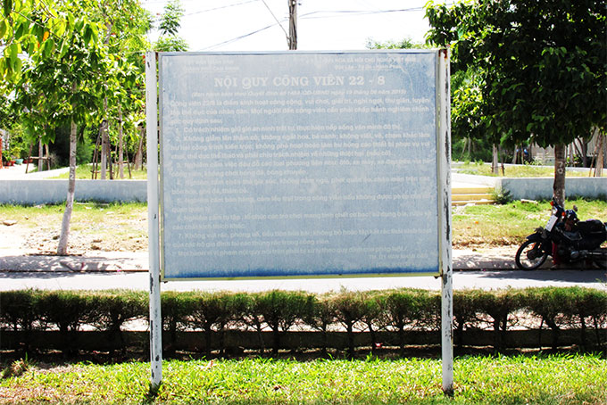 Cần thay mới các bảng nội quy công viên