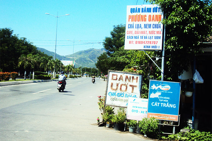 Dựng bảng hiệu chiếm hành lang quốc lộ