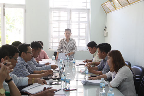Bà Lê Vinh Liên Trang nêu ý kiến với đại diện UBND phường Phước Hải. 