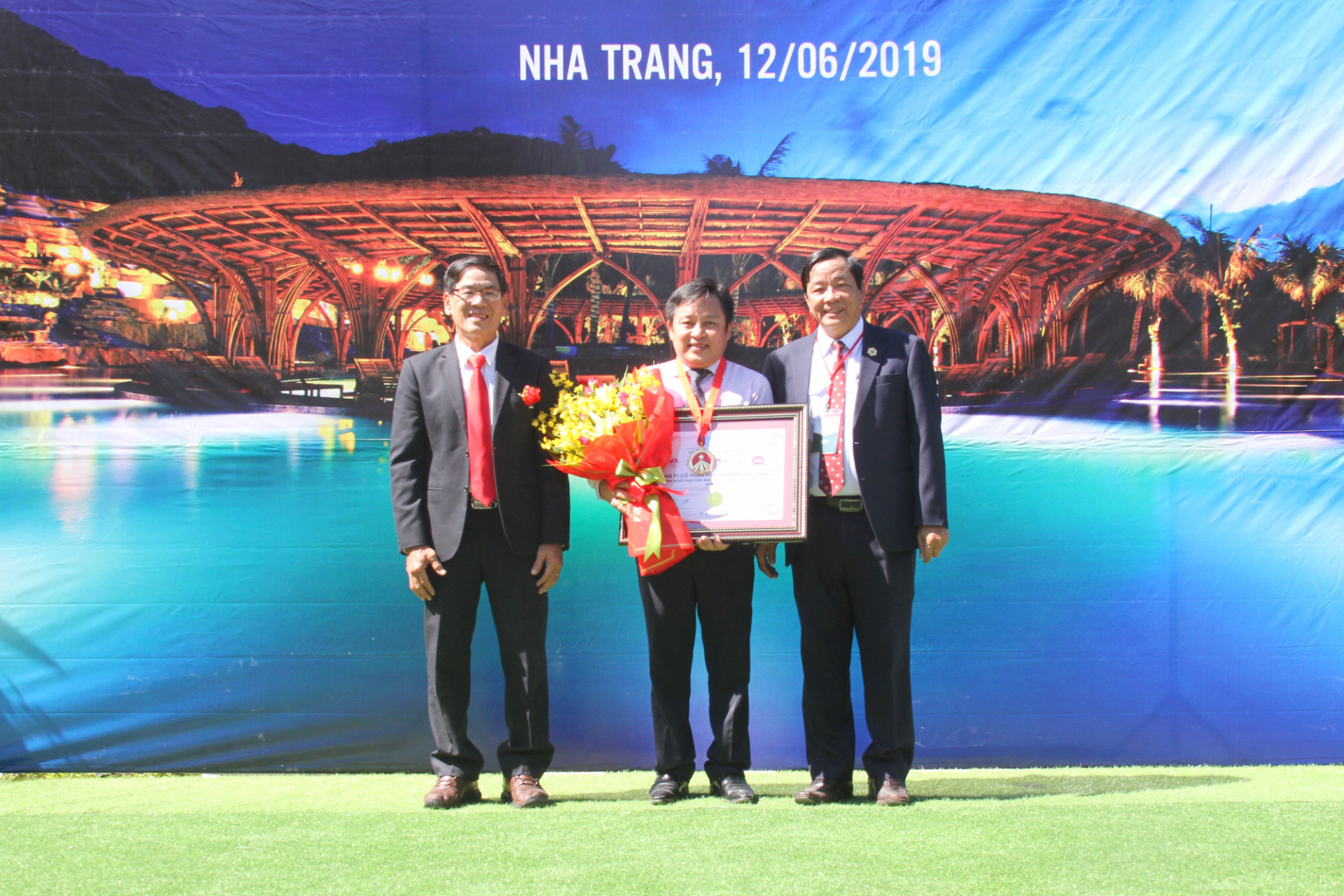 Đại diễn Tổ chức Kỷ lục Việt Nam trao bằng chứng nhận kỷ lục cho lãnh đạo Công ty Cổ phần Hòn Tằm Biển Nha Trang