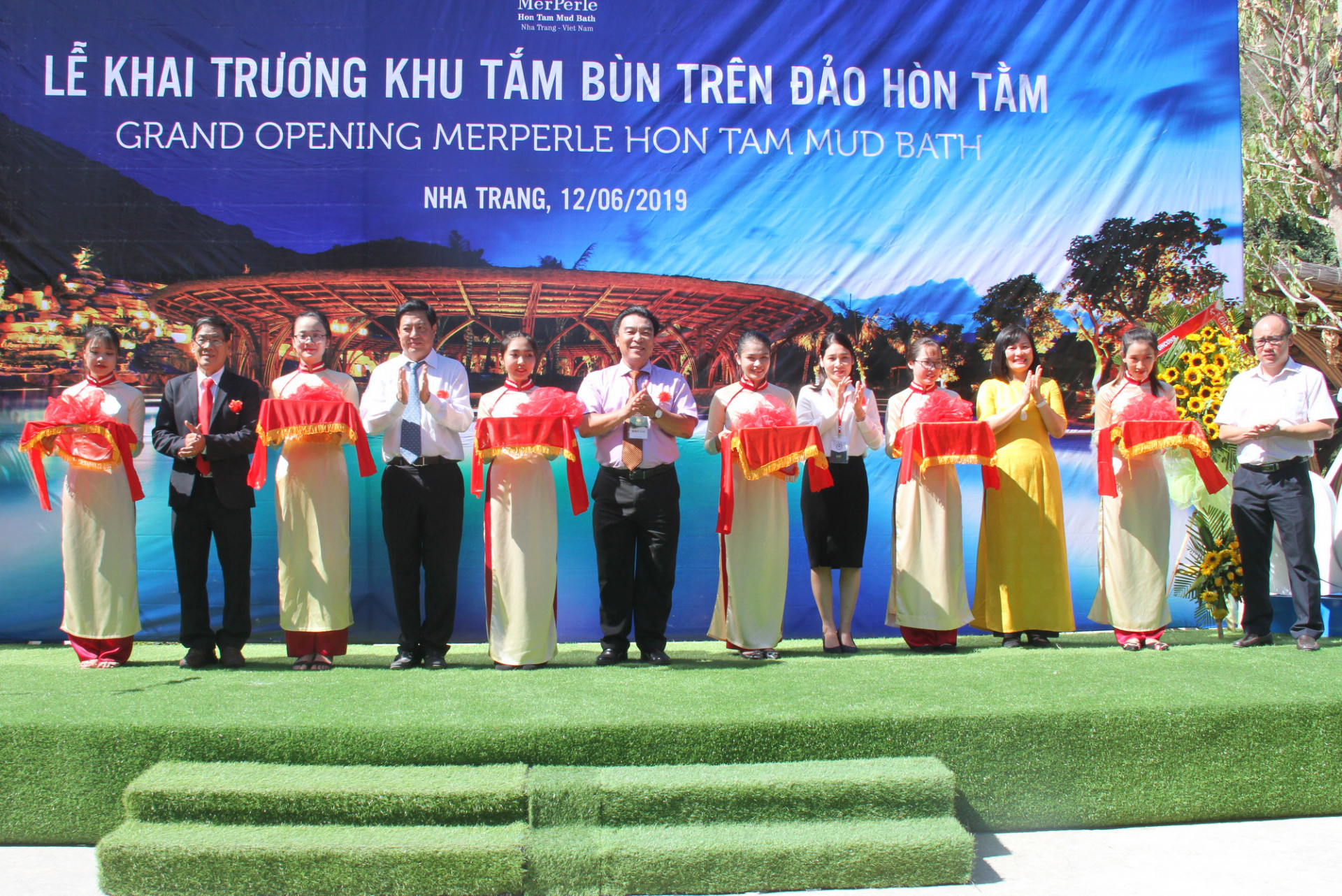  Lãnh đạo Công ty cổ phần Hòn Tằm Biển Nha Trang và đại biểu cắt băng khai trương Khu tắm bùn khoáng trên đảo Hòn Tằm