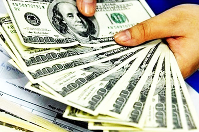 Tỷ giá trung tâm và đồng USD trao đổi trong các ngân hàng giảm sâu