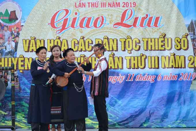 Performance of “then” singing and “tính” zither of Tày ethnic people
