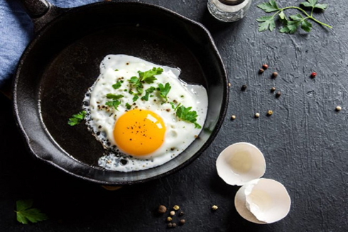 Dù nguy cơ thấp nhưng người ăn trứng ốp la vẫn có thể bị ngộ độc thực phẩm nếu ăn phải trứng của gà mái bị nhiễm khuẩn salmonella SHUTTERSTOCK