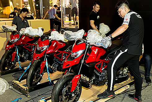 Ducati Hypermotard 950 mới  "khui công " tại Sài Gòn.  