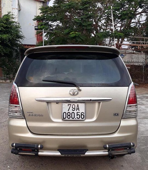 Đập kính chắn gió, trộm xe 7 chỗ