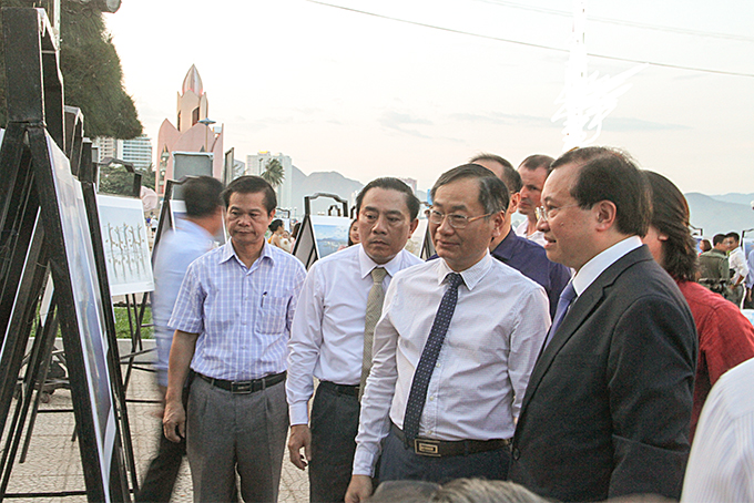 Lãnh đạo Bộ Văn hóa, Thể thao và Du lịch cùng lãnh đạo tỉnh Khánh Hòa xem các tác phẩm tại triển lãm.