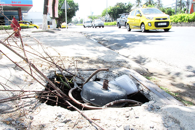 Hai hố ga bị sập nắp đậy