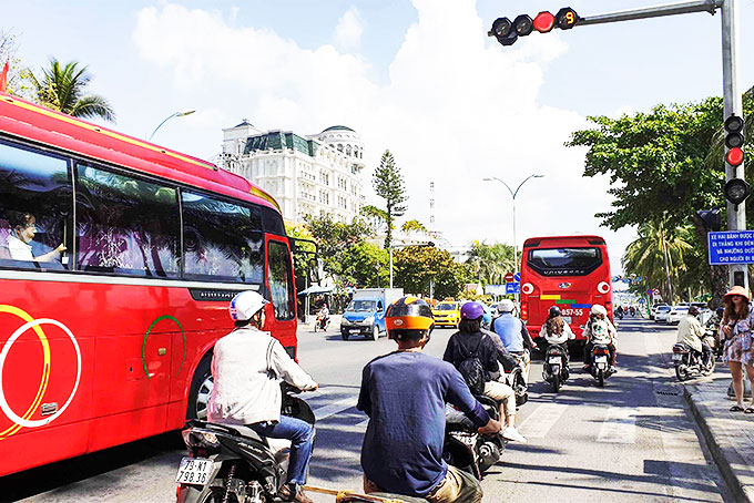 Xe hai bánh được phép đi thẳng khi có tín hiệu đèn đỏ  (nút giao đường Trần Phú và đường Yersin).