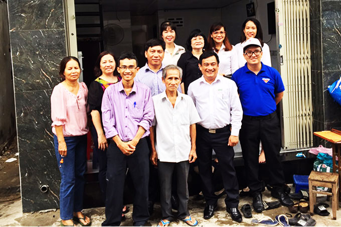 Lãnh đạo VietinBank Khánh Hòa và UBND phường bàn giao nhà cho gia đình ông Võ Long. 