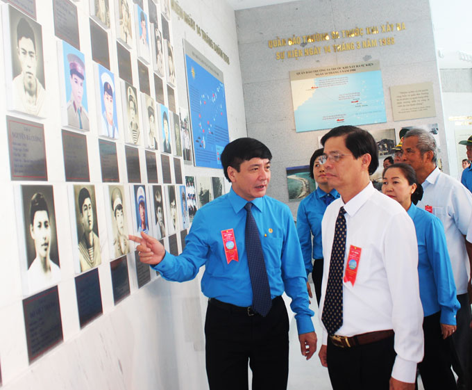 Leaders of the Central and Khanh Hoa Province visiting museum at Gac Ma memorial site